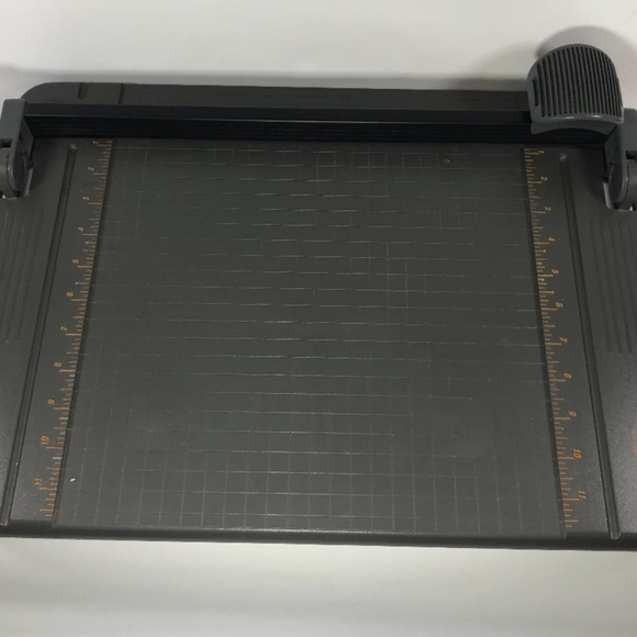 FISKARS Desktop Cutting Board Paper Rotary Cutter 12" TableTop w Scoring Blade - Picture 1 of 4